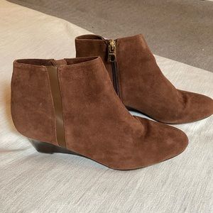 Hello fellow Coach lovers! Size 8 brown suede booties.